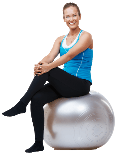 Kvinde sidder på en gymball der er sølvfarvet